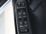 パワーウインドウ付きです。運転席から全席の操作ができて、開閉操作のロックもできます。