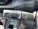 【オートワイパー(AUTO)】雨が降り出した時に、雨滴検出用センサー(レインセンサー)が雨滴を感知すると、自動でワイパーが動作します。