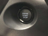 エンジンスタートスイッチです。キーが車内にあれば、エンジンの始動や停止はスイッチを押すだけ!キーを取り出す手間を省き、ワンプッシュで操作できるので簡単でスムーズです。