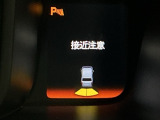 周囲の障害物に近づくと、ブザーでお知らせして衝突回避をサポートします。駐車時や狭い道での走行の際に便利です。