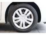 純正のホイールキャップが足元を飾ります!タイヤサイズは185/60R15を装備しております!!