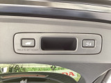 荷物を抱えていてもラクに開け閉め。Hondaスマートキーを持っていれば、開扉だけでなく、閉扉までをハンズフリーで行うことができます