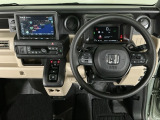 【ハンドル】運転にかかわる様々な操作を安全に行えるように視点移動が少なく操作性に配慮されたスイッチ類が凝縮されたコックピットです。