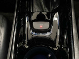 停車時にブレーキを踏むとそのまま保持してくれるブレーキホールド!シフトをPポジションに入れると自動で作動しブレーキを踏みながらDポジションに入れると解除されるオート機能付き。