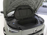 エンジンルームがないため、荷物を収納することができます。スリムなルーフラインからは想像もできないほどの積載能力を秘めています。