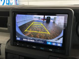 リバースギアに入れるだけで後方の表示へ切り替わります。夜間や雨の日の駐車も楽になりますよ。