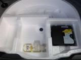 荷室下部にパンク修理キットが収納されてます。