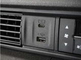 ◆USB接続端子◆スマホやiPodなどを接続して、いつもの音楽を車内でもお楽しみいただけます♪