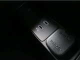アームレストを開けば、中は収納スペースになっています。USBに対応しています。CarPlay対応USB差し込み口で充電しながらドライブ楽しめます♪