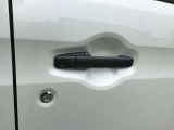 キーをポケットに入れたままでもドアのロック&アンロックができ、雨の日や、荷物の多い日に大活躍!