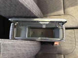 センターアームレスト付きで運転中も腕が楽々!