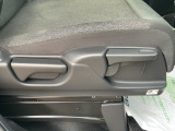 運転席には座面の高さを調整できるアジャスターが付いております☆