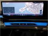 ドライバー中心に設計されたBMWのコクピットはナビゲーションシステムもドライバーーが見やすい角度に調整されております。