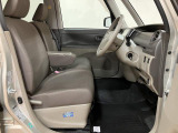 ベンチシート形状で足元も含め広々ゆったり座っていただけます。運転席側に装備してますセンターコンソールボックスを利用頂くとセパレートしてリラックス、ベンチにして開放的に2タイプお好みに合わせ使えます。