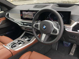 BMW 伝統のコックピットはドライバー志向で設計され、人間工学を駆使し、細部に到るまで設計されたコックピットを実現しました。