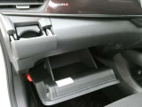 車検証などが収納できるグローブボックスです。