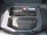 【車載工具】パンクなどのもしもの時に役立つ車載工具があります。ジャッキなどが装備されています。