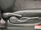 運転する人それぞれの体格に合わせてドライビングポジションをきめ細かく調整できる、運転席シ-トリフタ-が付いています(^^♪