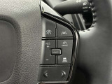 前方の車との車間を設定し、スピードを上げたり緩めたりを自動で行ってくれる追尾式の「レーダークルーズ」。上級装備の一つです!高級車にしかつかない嬉しい機能です。