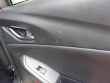 【ウインドウロック】運転席の窓操作部分です。小さなお子様が窓を勝手に開閉することのないよう、運転席以外の窓を操作できないようにするボタンがあります。
