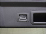 【パワーリアゲート】スイッチを操作することにより、リアゲートが自動で開閉します。自動開閉中のリアゲートを、半開以上の位置で止めることができます。