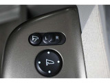 狭い場所も苦になりません。電動格納ドアミラー装備。