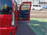 ドアにもドリンクホルダーがあり、とっても便利です。