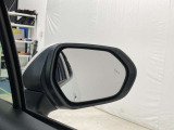 後続車が接近するのを知らせてくれるBSM(ブラインドスポットモニター)。接近するとドアミラー部の警告灯が光ってくれるので、万が一の追突も防げそうですね♪上級装備です。