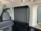 ロール式シェードが出てきます!車内の温度を安定して保てます♪強い日差しもシャツトダウンしてくれます☆