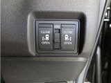 両側パワースライドドア付きだから、狭い駐車スペースなどでの 乗り降りラクラク!小さなお子さまのいるご家庭には嬉しい装備。