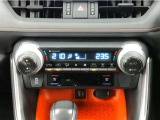 運転席と助手席でそれぞれ温度設定出来る左右独立温度コントロールフルオートエアコン♪