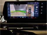 【全周囲カメラ】全周囲カメラ装備車両で御座いますので、狭い駐車スペースでもお車の全体図が確認でき、障害物との接触を未然に防ぐことが可能です。