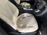 メルセデスのシートは、少し硬めに出来ておりますので、長時間の運転でも疲れにくく、安全にドライビングをお楽しみ頂けます
