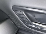 シートメモリー機能装備付きです。シートの位置をそれぞれ記憶しておく事ができるので、ご家族や、複数の方で車を乗られるオーナー様には、便利な機能です。