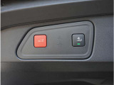 【パワーバックドア】スマートキーや運転席のボタンを押すだけでリアゲートが自動で開閉します。両手に荷物を持っている時や高い位置のバックドアを閉める際に便利な機能です。