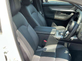 マツダは運転手中心の車つくりを行っております。上部に視認ゾーン、手が届く位置に操作ゾーンを配置し、運転に集中できるコックピットを演出しております☆