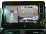 ギアを『R』に入れるとナビ画面に、まるで雲の上から覗いているような映像が映り、駐車をサポートしてくれます。