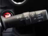 【オートライト】車外の明るさに応じて自動で点灯します。手動で点灯/消灯させることもできます。