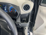 運転席側前部にドリンクホルダーあります♪運転中でも手が届きやすい位置にあって使い易いです♪