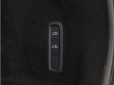 オートレベライザーは走行中に車両のサスペンションと衝撃吸収特性を自動的に制御して、快適性と機能性を最適な状態に保ちます。荷積みや乗り降りをしやすくするために、手動で車高を調節することもできます。