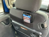 スマホなど小物の収納に便利なポケット