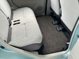 コンパクトな車ですが、後席も充分なスペースを確保しています。足元空間も広くリラックスしてドライブが楽しめます。
