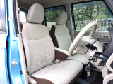 ベンチシートで運転席&hArr;助手席の移動がラクラク♪