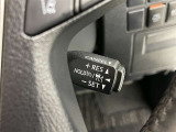 クルーズコントロール機能が付いています。 速度を設定するとアクセルを踏まなくても一定の速度で走ることができます。  高速道路ではとても便利な装置なんです。