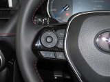 ステアリングスイッチ付きで、運転中に視線を前に向けたまま操作できます。