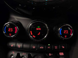 MINIの運転席操作部は、中央に構えるディスプレイが最大の特徴です。航空機を思わせるトグルスイッチなど、直感的で遊び心のあるメカニカルな操作感が、ゴーカートのような走りの高揚感を高めます。