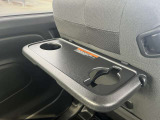 お子様に嬉しいテーブル式のカップホルダー!