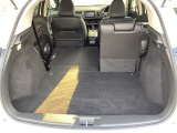 後席は分割可倒式で、用途に合わせてアレンジ可能。荷物の量や乗車人数に応じて柔軟に使える便利なシートです。