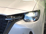 【LEDヘッドライト】悪天候や夜間走行時も良好な視界を確保し安心して運転できる高輝度LEDヘッドライトを装備!点灯速度が早く、消費電力も抑えられています。
