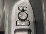 キーフリー連動で施錠時に格納します。降車の直前まで後方確認ができ、閉じ忘れも防げます。